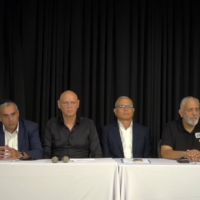 De gauche à droite : Bat El, la mère d'un soldat au combat, Elchanan Danino, Noam Tibon, Rafi Ben Sheetrit, Effie Shoham et Einav Zangauker lors d'une conférence de presse le 15 juillet 2025, appelant Israël à mettre fin à la guerre à Gaza. (Capture d'écran / YouTube)